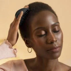 Tangle® Teezer Brosse Scalp Exfoliator & Massager - Tangle Teezer 9 Tangle® Teezer Brosse Scalp Exfoliator & Massager - Tangle Teezer -Invisibobble® Magasin brosse scalp exfoliator massager tangle teezer lifestyle