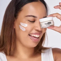 Crème Antioxydante & Repulpante NubiAGE D-fense™ - Nubiance 5 Crème Antioxydante & Repulpante NubiAGE D-fense™ - Nubiance -Invisibobble® Magasin creme anti age peaux mixtes grasses nubiage nubiance