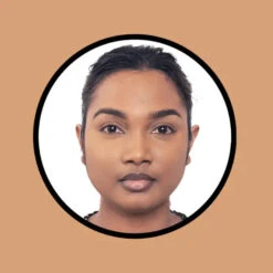 Fond De Teint Fluide Buttercup - SACHA Cosmetics -Invisibobble® Magasin fond de teint liquide sans transfert caramel sacha cosmetics