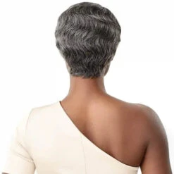 Perruque Naturelle Courte Marinette - Outré 6 Perruque Naturelle Courte Marinette - Outré -Invisibobble® Magasin perruque courte poivre et sel cheveux naturels outre marinette