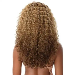 Perruque Lace Front 13X5 Dorelia - Outré 8 Perruque Lace Front 13X5 Dorelia - Outré -Invisibobble® Magasin perruque lace front hd 13x5 curly bouclee blonde couleur dr4 brown sugar melt dorelia perfect hairline outre dos