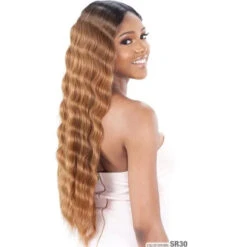 Perruque Loose Wave Triple Barrel Curl - Model Model 11 Perruque Loose Wave Triple Barrel Curl - Model Model -Invisibobble® Magasin perruque loose wave ondulee longue blonde model model triple barrel curl
