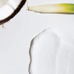 Crème Coiffante Noix De Coco & Ananas PINA CURL - TropikalBliss -Invisibobble® Magasin tropikalbliss pina curl creme capillaire boucles coco ananas